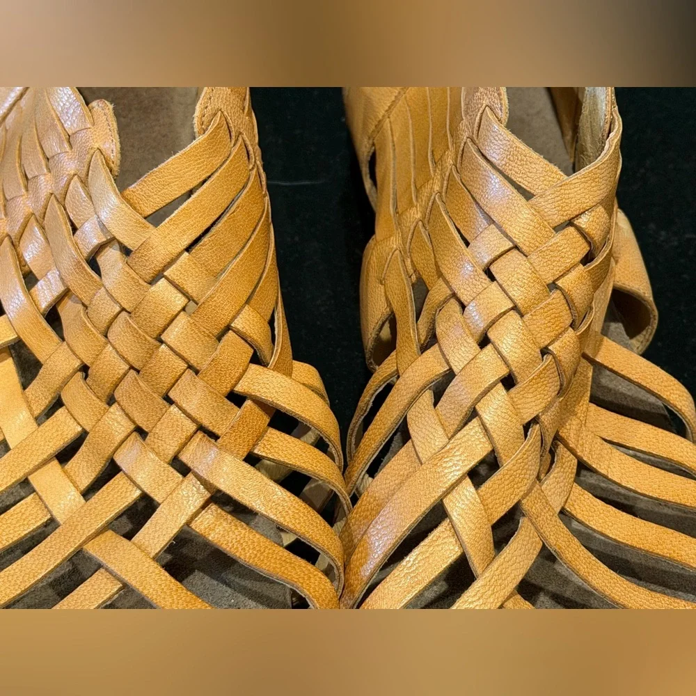 Chocolat Blu Vivienne Sandals, Size 11 - Picture 10 of 13